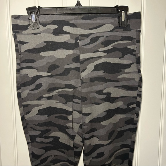 Torrid Gray & Black Camo Print Leggings Size 0X - Picture 2 of 8